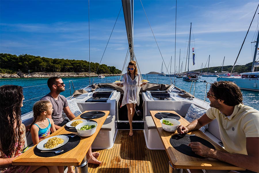 Elementi essenziali della dispensa da portare in vacanza in barca a vela